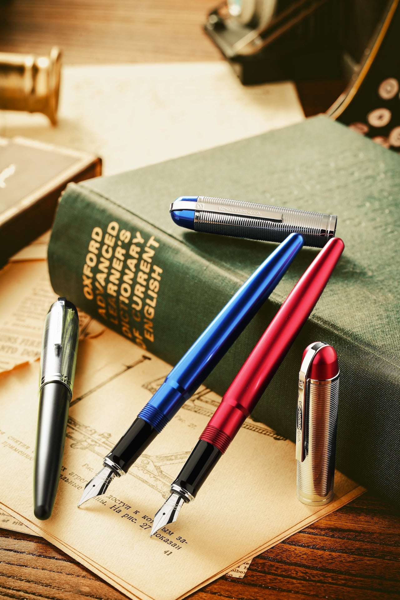 Wahl-Eversharp Skyline Red Presentation Gold Cap - Ballpoint Pen