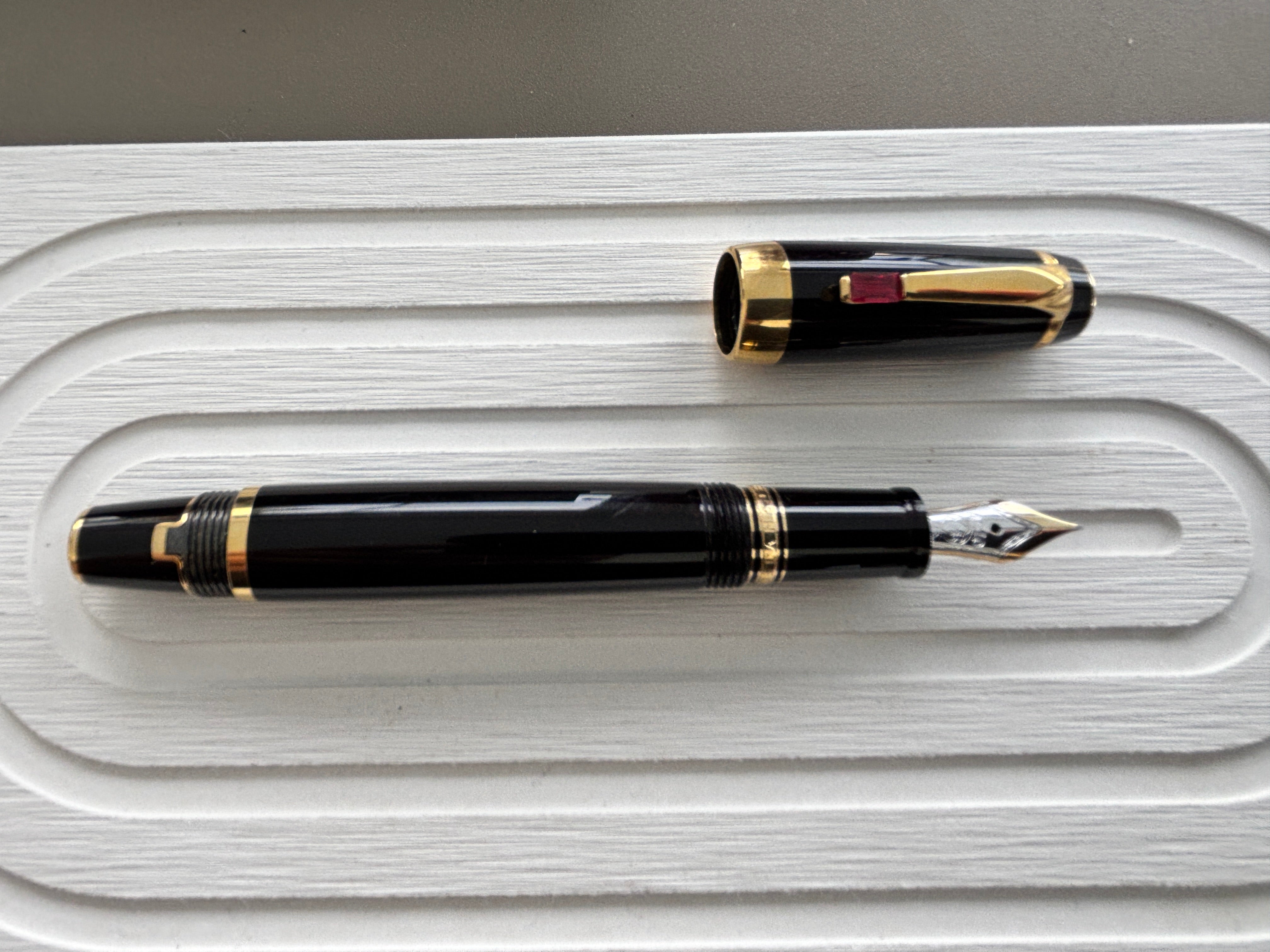 Montblanc Boheme Black Red Stone 14K Gold Nib Fine - Fountain Pen