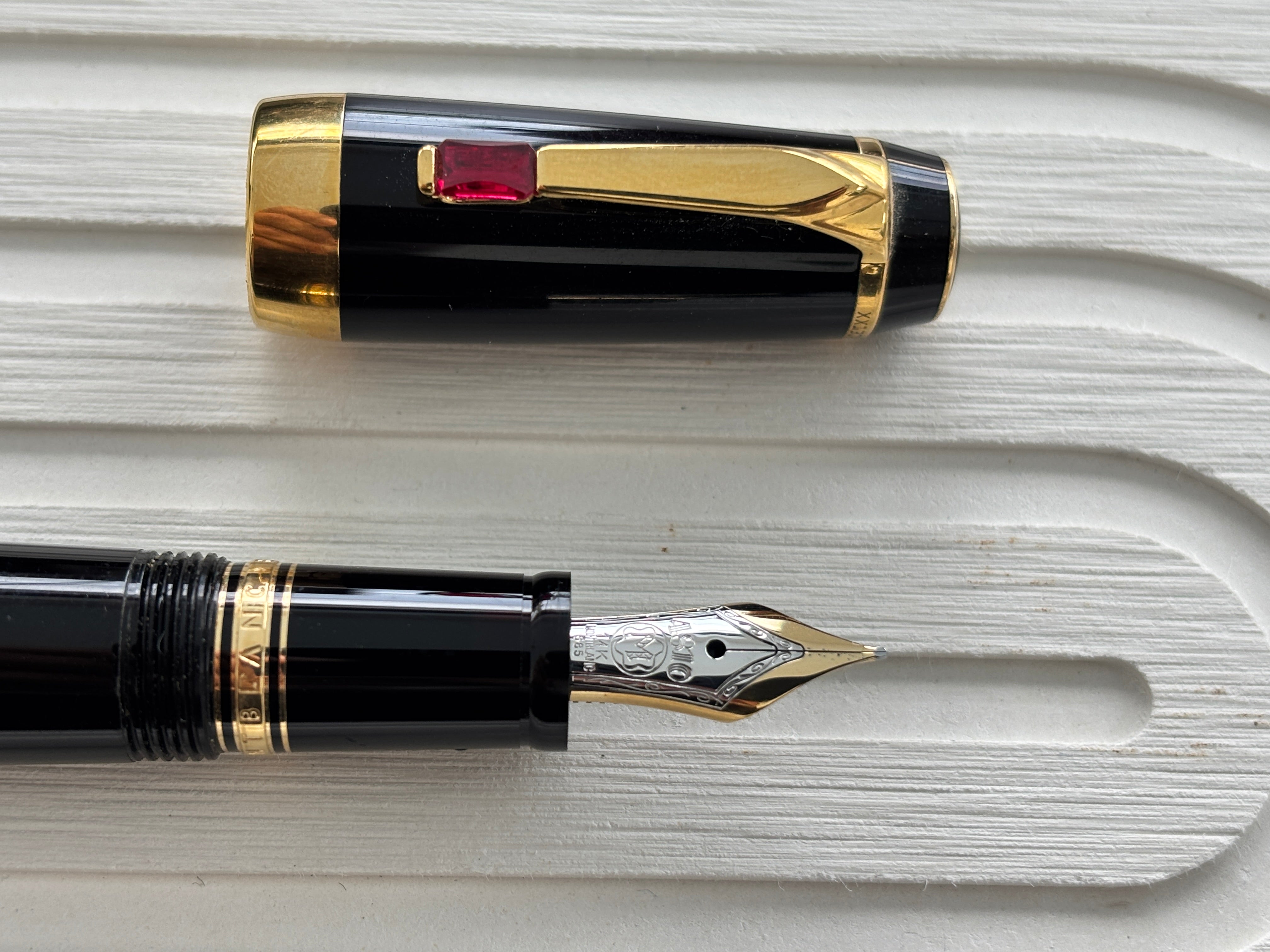 Montblanc Boheme Black Red Stone 14K Gold Nib Fine - Fountain Pen