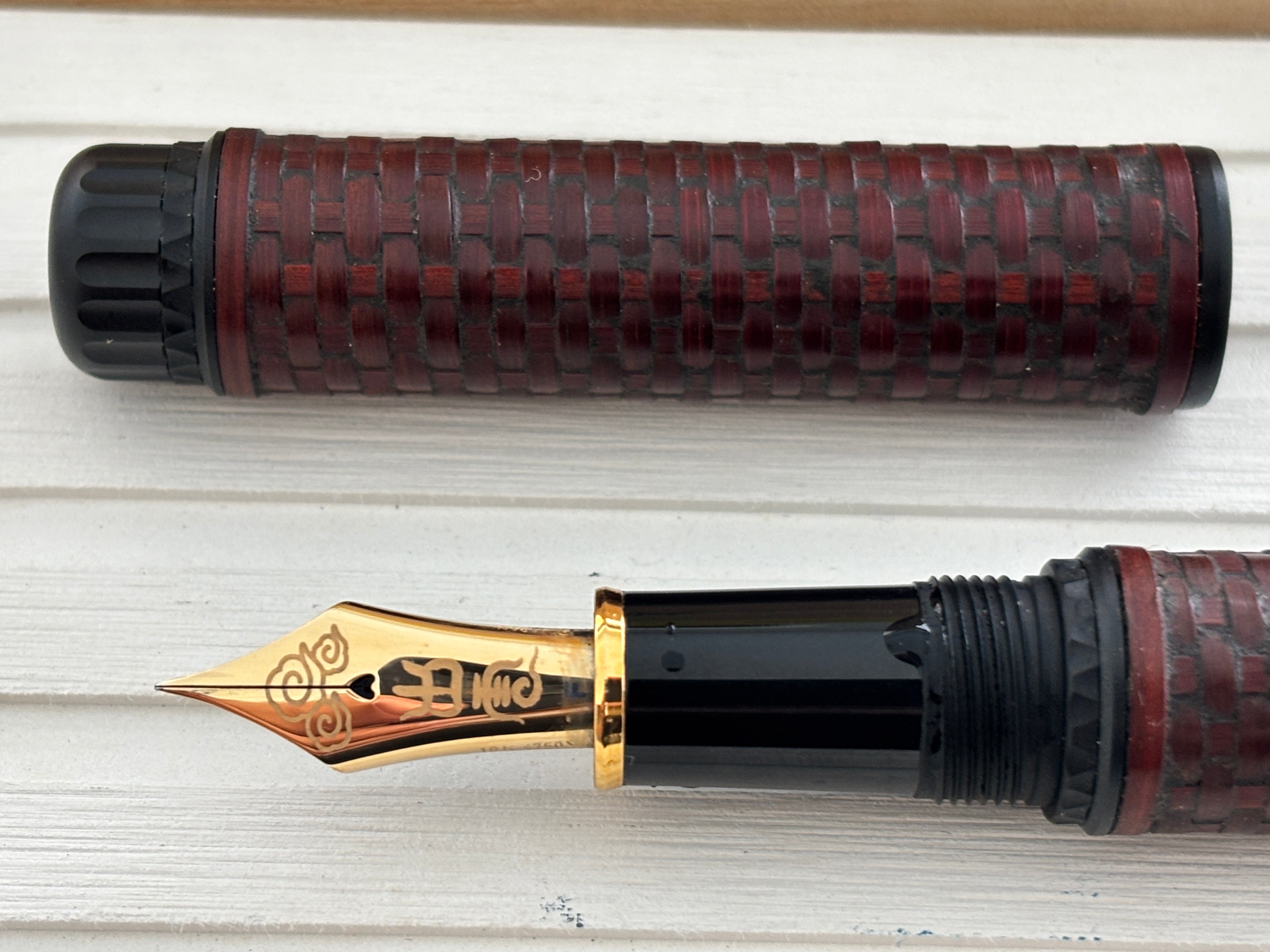 Platinum Izumo Bamboo Weaving "Gozame" in Red Burgundy - Fountain Pen