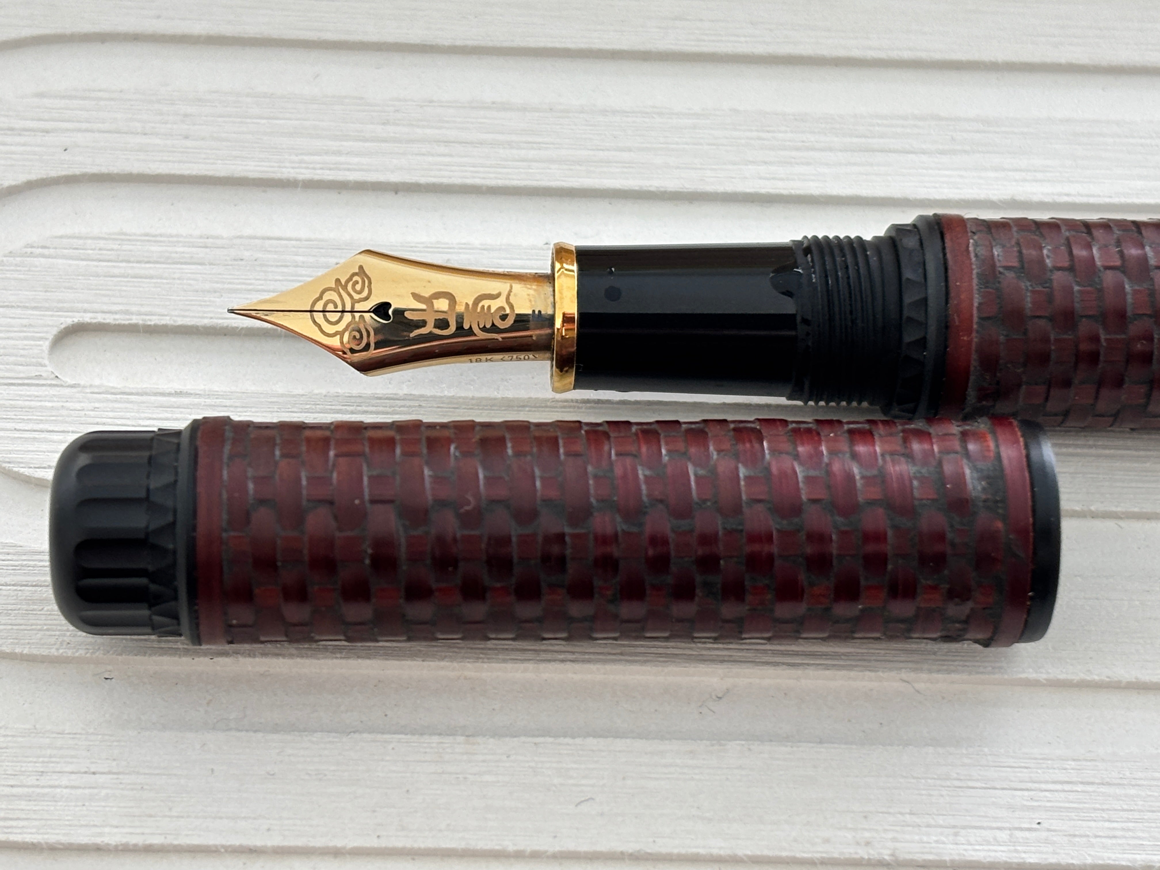 Platinum Izumo Bamboo Weaving "Gozame" in Red Burgundy - Fountain Pen
