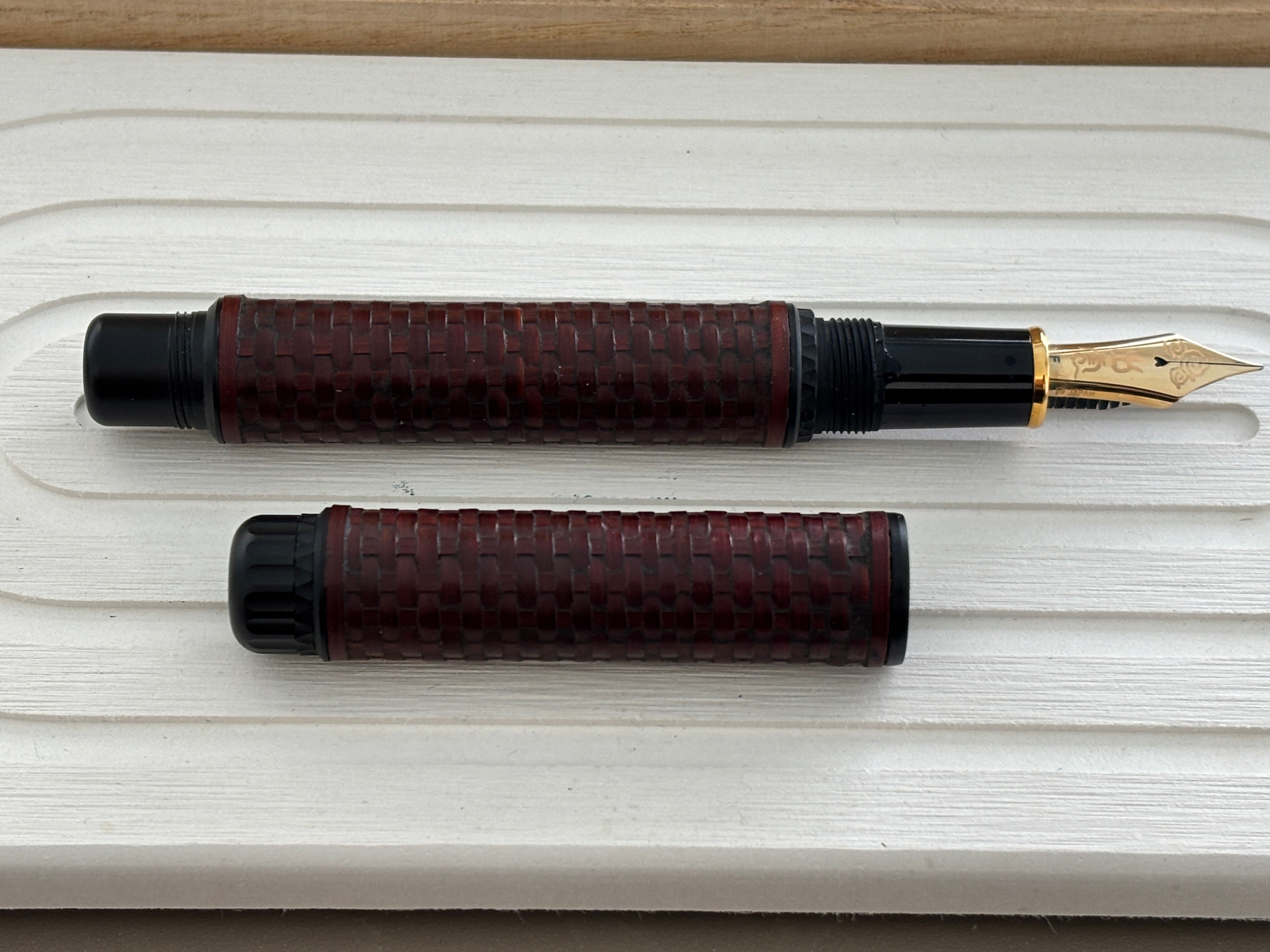 Platinum Izumo Bamboo Weaving "Gozame" in Red Burgundy - Fountain Pen